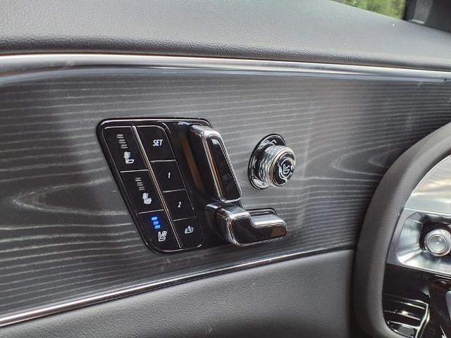 2025 Cadillac LYRIQ Luxury 2