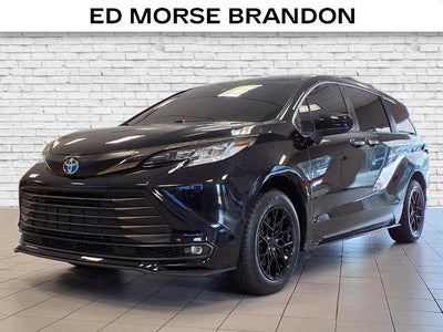 2022 Toyota Sienna XLE Woodland Edition