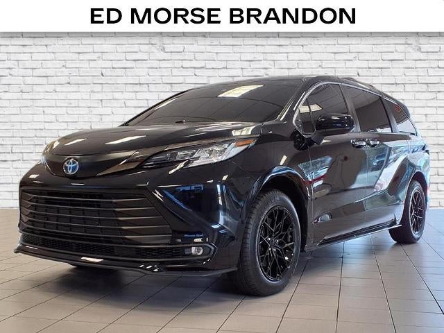 2022 Toyota Sienna XLE Woodland Edition